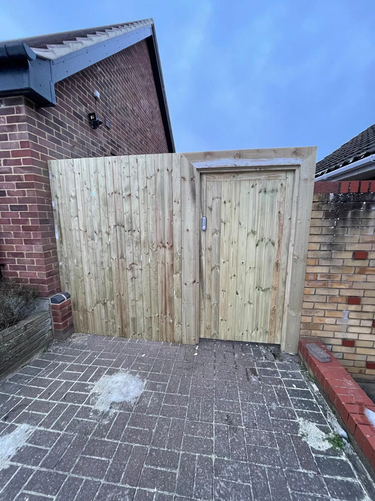 Timber gate and side access by RT Carpentry